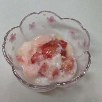 あきちゃん、出してたらちょっと溶けちゃいましたが、苺アイス、昨夜作って今朝のデザートに☘️実家の苺の冷凍入れて♫とてもおいしかったです♥️ありがとうございます♡
